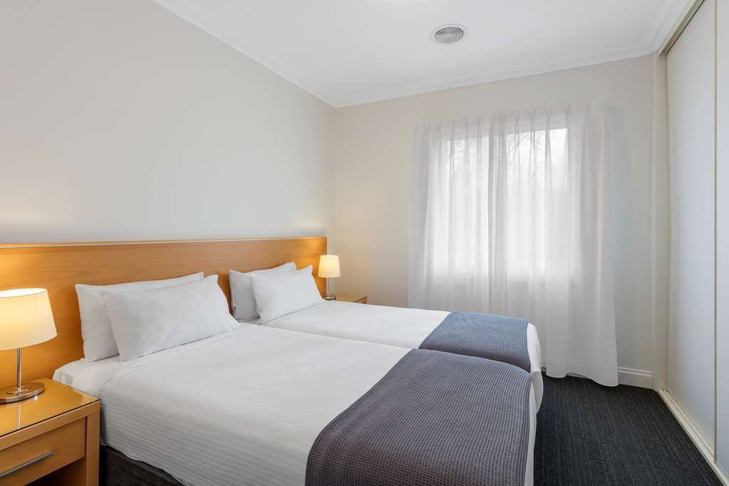 Kimberley Gardens Hotel, Serviced Apartments And Serviced Villas Melbourne Room photo